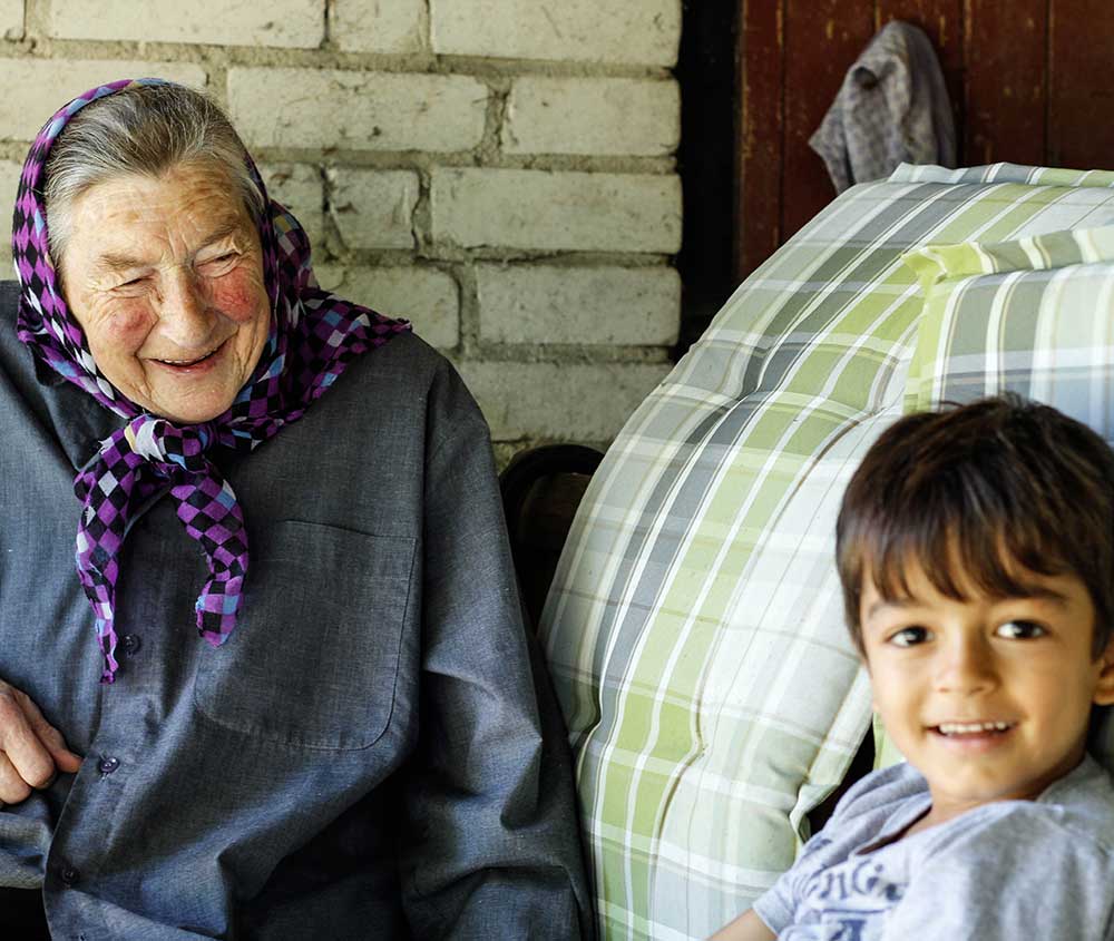 Sie ist 83 Jahre alt, hat drei Kinder verloren und immer nur gearbeitet. Doch nun ist das Glück in das Leben von Maria Holtmann getreten: mit Ami, vier Jahre, aus Afghanistan geflohen.