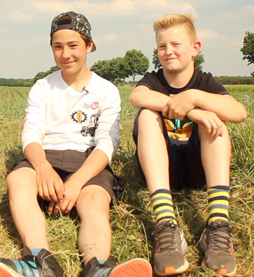 Sie heften Kameras an Mähdrescher, filmen sie mit Drohnen aus der Luft. Lars und Laurenz betreiben den Youtube-Kanal „Emsland Agrarvideos“. Sie sind: 13 und 14 Jahre alt